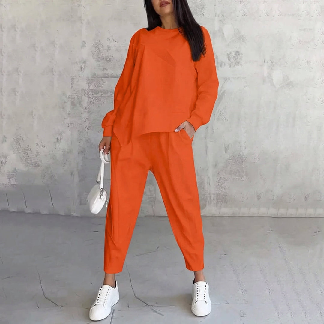 Gloria | Completo da donna con felpa a maniche lunghe e pantaloni con orlo irregolare.